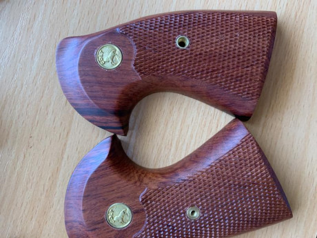 Vendo cacha para Colt Python. Nueva de estreno.  95€  puestas en casa del comprador.  Tlf 652500517. 02