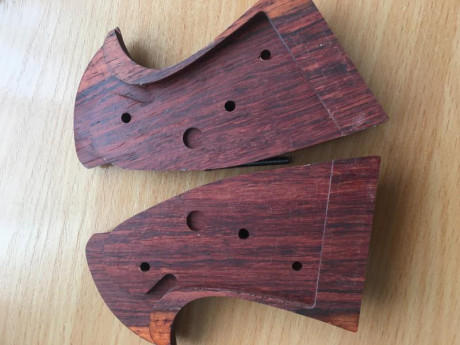 Vendo cacha para Colt Python. Nueva de estreno.  95€  puestas en casa del comprador.  Tlf 652500517. 01