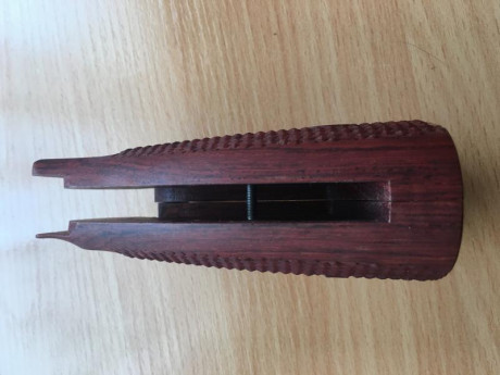 Vendo cacha para Colt Python. Nueva de estreno.  95€  puestas en casa del comprador.  Tlf 652500517. 00