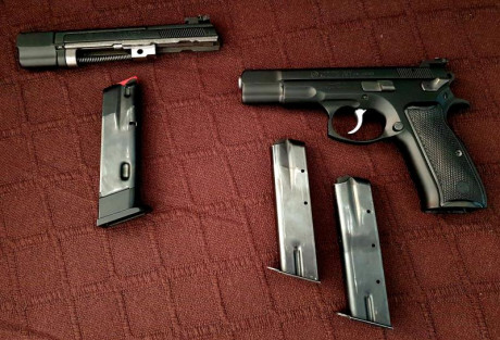 Se vende pistola CZ 75 modelo BD de 9mm con dos cargadores junto con su kit kadet del 22 con un cargador. 01