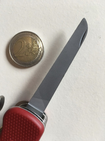 Victorinox, Aitor, Wenger, etc......tienen varios modelos con sierra para madera, que por cierto corta 20