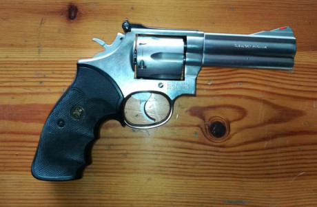 A petición de un compañero de mi club de tiro, que no usa "internete", pongo a la venta un revólver:
Smith 02