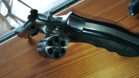 A petición de un compañero de mi club de tiro, que no usa "internete", pongo a la venta un revólver:
Smith 00
