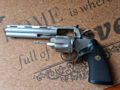 Se vende colt  phyton  en acero inoxidable,perfecto estado y muy pocos tiros. Tiene maletin , calibre 02
