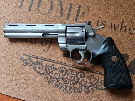 Se vende colt  phyton  en acero inoxidable,perfecto estado y muy pocos tiros. Tiene maletin , calibre 01