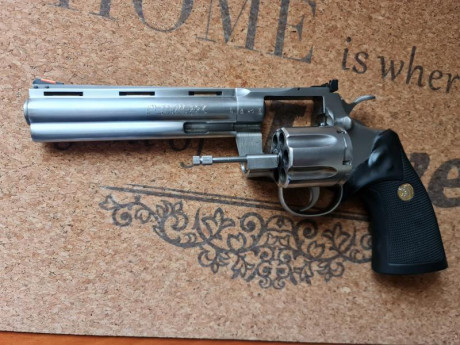 Se vende colt  phyton  en acero inoxidable,perfecto estado y muy pocos tiros. Tiene maletin , calibre 00