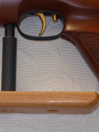 Después de intentar disparar erguido con la HW97KT, y sufrir sus 5.4Kg sobre mi brazo y cadera, decidí 10