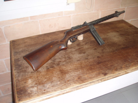 Hola,
Réplica totalmente inerte, sin  partes móbiles del Subfusil Español Star RU 35.
Madera y Pvc.
Se 02