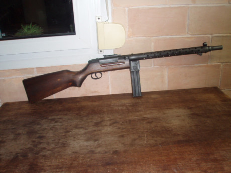 Hola,
Réplica totalmente inerte, sin  partes móbiles del Subfusil Español Star RU 35.
Madera y Pvc.
Se 01