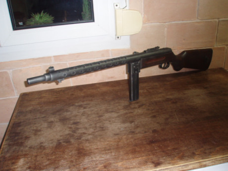 Hola,
Réplica totalmente inerte, sin  partes móbiles del Subfusil Español Star RU 35.
Madera y Pvc.
Se 00