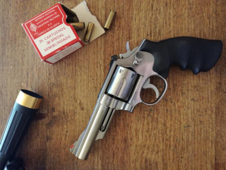 Buenas a todos,
Vendo este revolver SMITH & WESSON modelo 66, calibre 357/38, con cañón de 4". 00