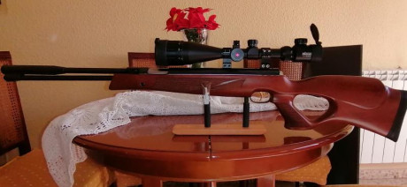 Después de intentar disparar erguido con la HW97KT, y sufrir sus 5.4Kg sobre mi brazo y cadera, decidí 90