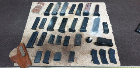 Vendo lote completo de cargadores y varias cosas más, arma corta y varios, no se vende por separado (Sig, 00