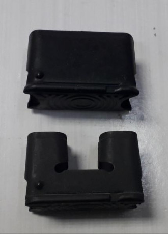 Dos peines originales para el fusil Garand M1, uno de 8 cartuchos de capacidad y el otro limitado a dos 01