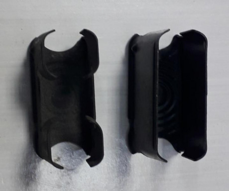 Dos peines originales para el fusil Garand M1, uno de 8 cartuchos de capacidad y el otro limitado a dos 00