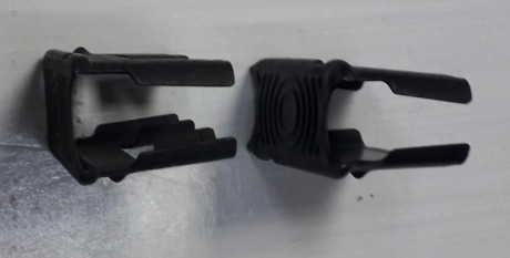 Dos peines originales para el fusil Garand M1, uno de 8 cartuchos de capacidad y el otro limitado a dos 11