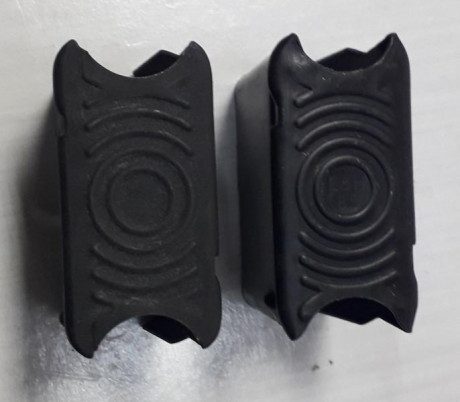 Dos peines originales para el fusil Garand M1, uno de 8 cartuchos de capacidad y el otro limitado a dos 10