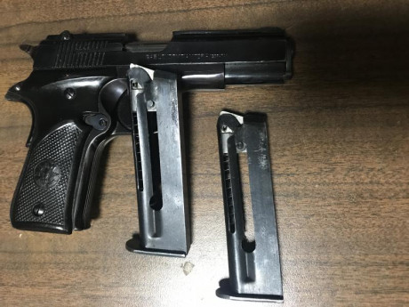 Pistola Llama Especial del 22 
Guiada en A 
Apenas usada ( En todos los años que conozco al dueño nunca 00