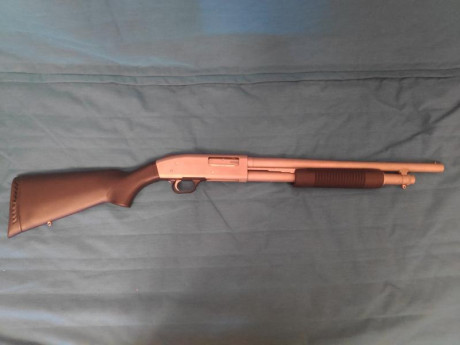 Se vende escopeta calibre 12/70 Mossberg 500 Mariner. 
Escopeta sencilla de mantener y desmontar, dura 00