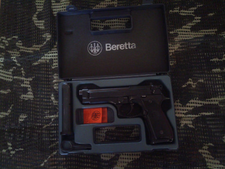   Pongo a la venta mi  BERETTA 92 en 9mm Parabellum  . 
Está guiada en "F", proviene de licencia 02