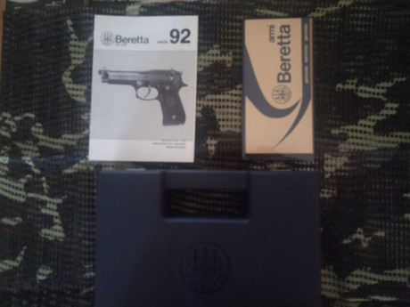   Pongo a la venta mi  BERETTA 92 en 9mm Parabellum  . 
Está guiada en "F", proviene de licencia 01