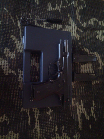   Pongo a la venta mi  BERETTA 92 en 9mm Parabellum  . 
Está guiada en "F", proviene de licencia 12