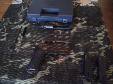   Pongo a la venta mi  BERETTA 92 en 9mm Parabellum  . 
Está guiada en "F", proviene de licencia 11