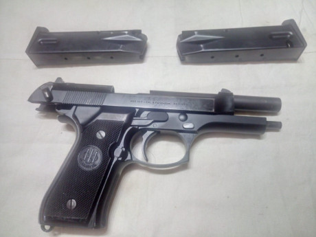   Pongo a la venta mi  BERETTA 92 en 9mm Parabellum  . 
Está guiada en "F", proviene de licencia 41