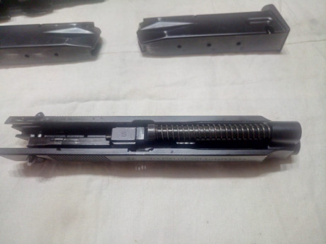   Pongo a la venta mi  BERETTA 92 en 9mm Parabellum  . 
Está guiada en "F", proviene de licencia 51
