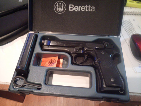   Pongo a la venta mi  BERETTA 92 en 9mm Parabellum  . 
Está guiada en "F", proviene de licencia 50