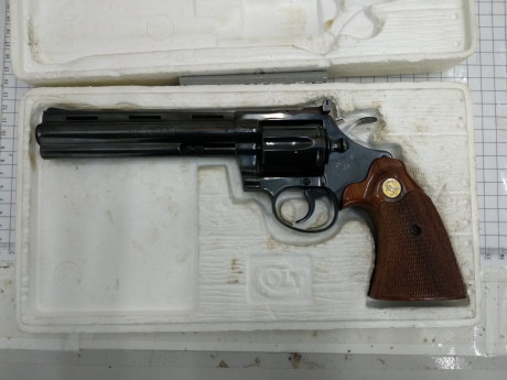 Hola a todos.
Un buen amigo vende este revolver marca COLT modelo DIAMONDBACK, en calibre 22 LR. En su 00