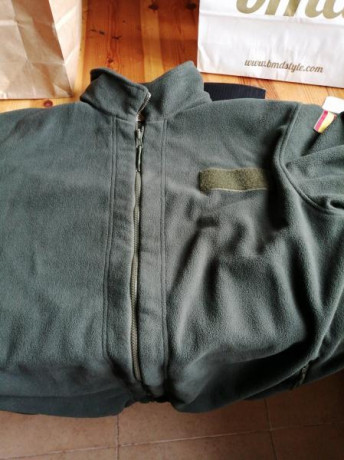 Que tal busco forro polar ejército talla 4 el verde con el velcro para pegar la galleta y con bandera 00