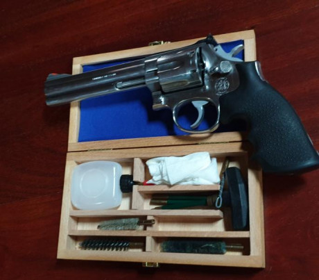 Vendo revolver S&W 357 MÁGNUM 
686.Guiada en F.
550€
Por no usar.se vende con kit limpieza y las dos 01