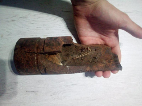 Hola compañeros, alguien sabría decir si esto que se ha encontrado un amigo mientras cazaba por la zona 00