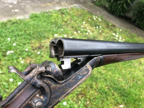 Hola , 
pongo este anuncio de una escopeta de perrillos del calibre 16 
la escopeta marca PR , fabricada 40