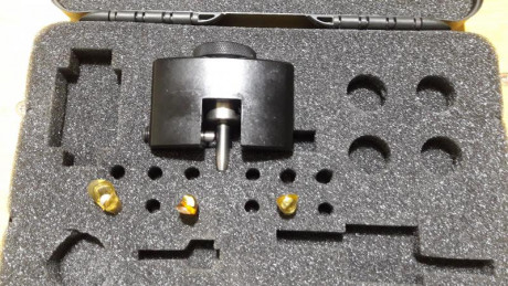 Pues lo dicho, se vende torneador de vainas Sinclair, con pilot para 308 y 4 cuchillas, 2 de 30° y otras 00