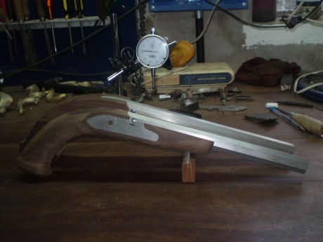 Estoy en contacto con un armero constructor artesanal de ARGENTINA.

el hombre al parecer construye armas 101