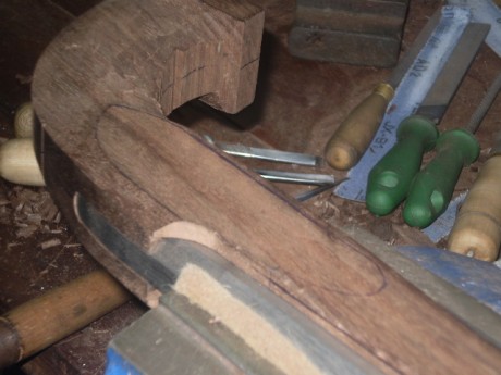 Estoy en contacto con un armero constructor artesanal de ARGENTINA.

el hombre al parecer construye armas 111