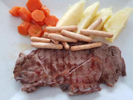 Hoy para comer acelgas hervidas y chuletón de vaca gallega vieja con seis semanas de maduración en cámara 10