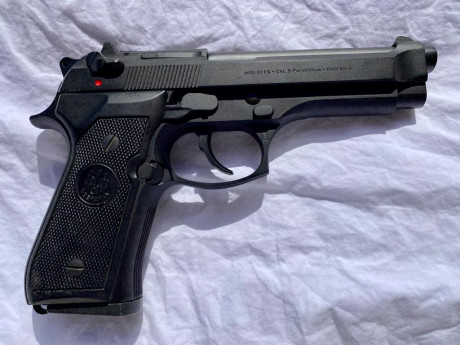 Vendo pistola Beretta 92 en muy buen estado y con muy pocos disparos y a un precio muy interesante 200 02