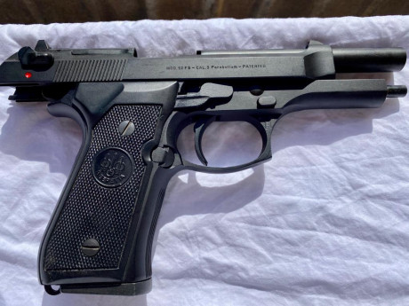 Vendo pistola Beretta 92 en muy buen estado y con muy pocos disparos y a un precio muy interesante 200 01