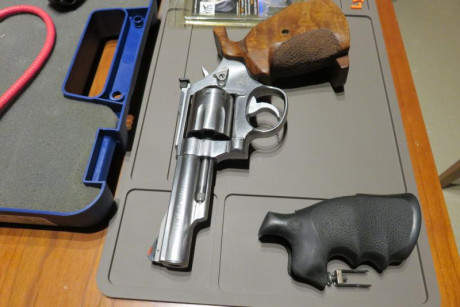 Pues eso vendo mi revolver SW modelo 620 inox en muy buenas condiciones y con unos extras como alza LPA, 01