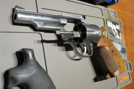 Pues eso vendo mi revolver SW modelo 620 inox en muy buenas condiciones y con unos extras como alza LPA, 22
