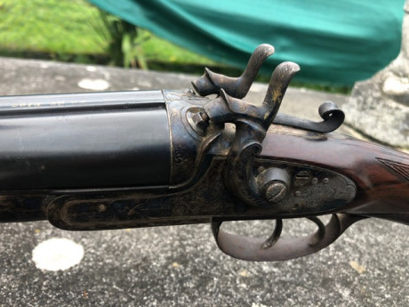 Hola , 
pongo este anuncio de una escopeta de perrillos del calibre 16 
la escopeta marca PR , fabricada 51