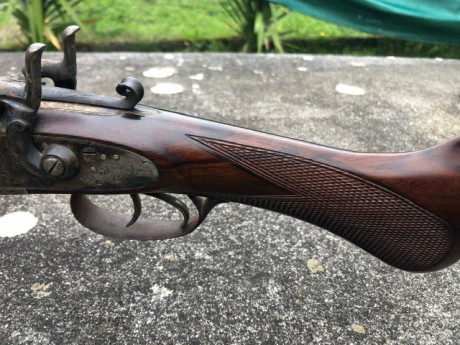 Hola , 
pongo este anuncio de una escopeta de perrillos del calibre 16 
la escopeta marca PR , fabricada 50