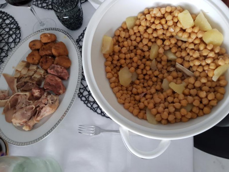 Hoy para comer acelgas hervidas y chuletón de vaca gallega vieja con seis semanas de maduración en cámara 92