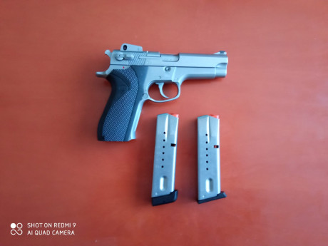 Vendo Pistola S&W modelo 5906 calibre 9pb, 2 cargadores de 15. 4 pulgadas. Inoxidable. Precio 280€ 00
