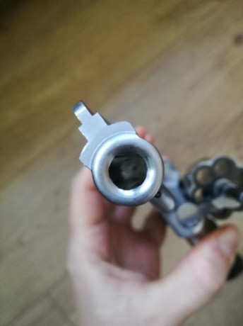 Buenas a todos,
Vendo este revolver SMITH & WESSON modelo 66, calibre 357/38, con cañón de 4". 51