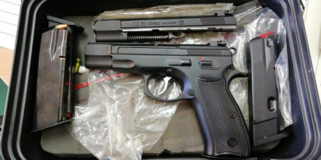Se vende corredera del 22 de mi cz 85 combat con dos cargadores guiada en A. Muy buen estado. 
250 euros 00