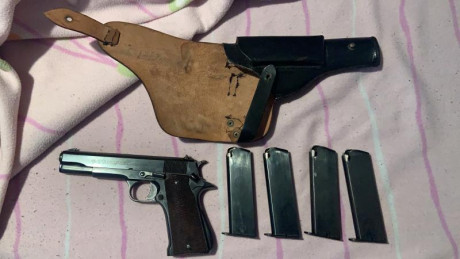 Hola vendo pistola star del 9 largo, más cuatro cargadores y funda de cuero. La pistola está en perfecto 01